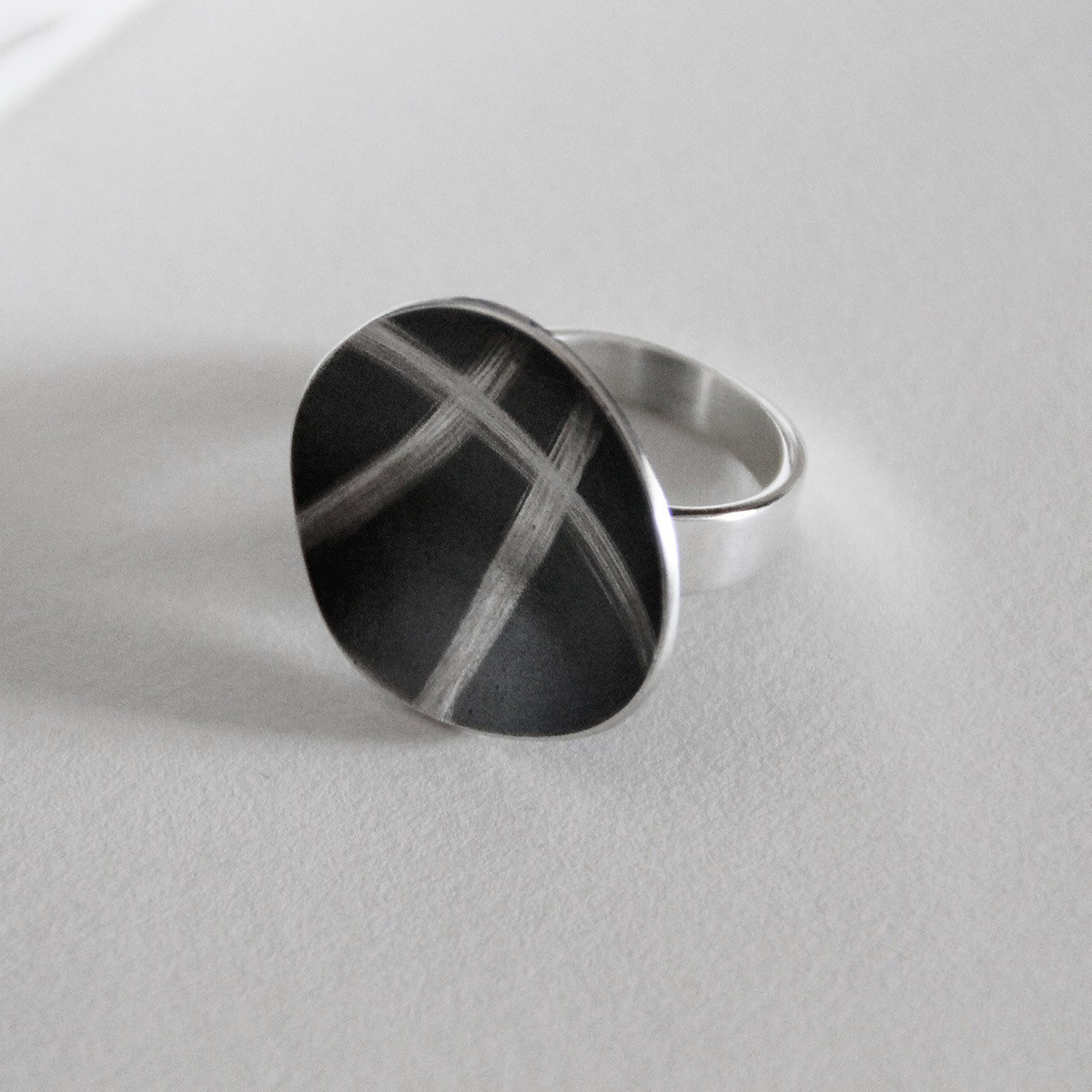 1356 - SILVER RING. R1356