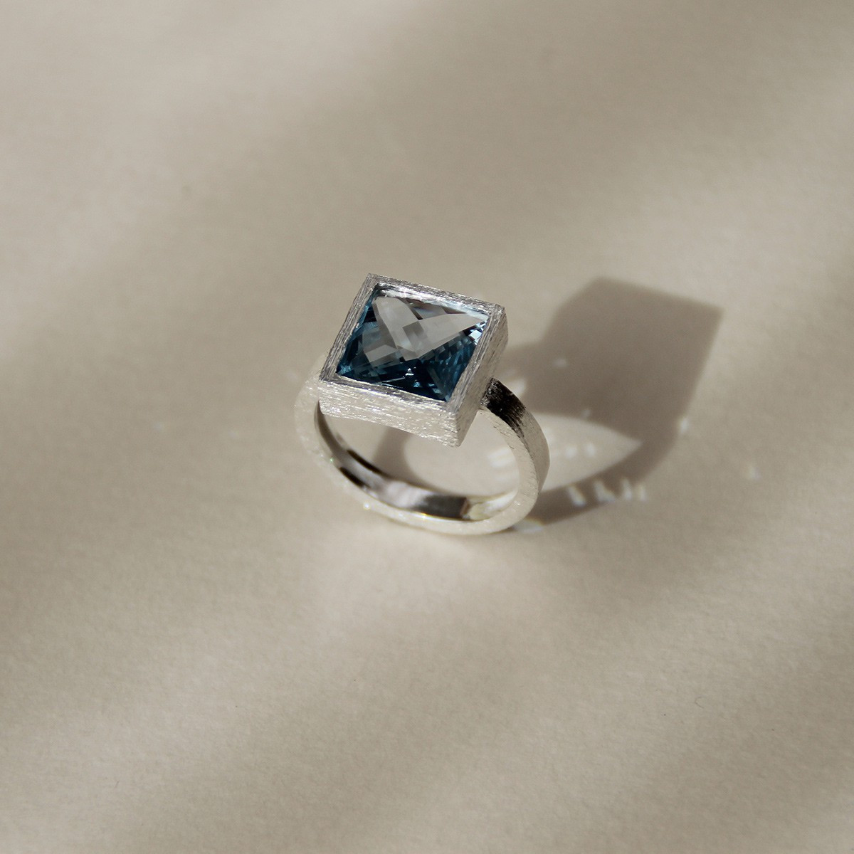 2146 - ANILLO PLATA Y PIEDRA SINTÉTICA. R2146