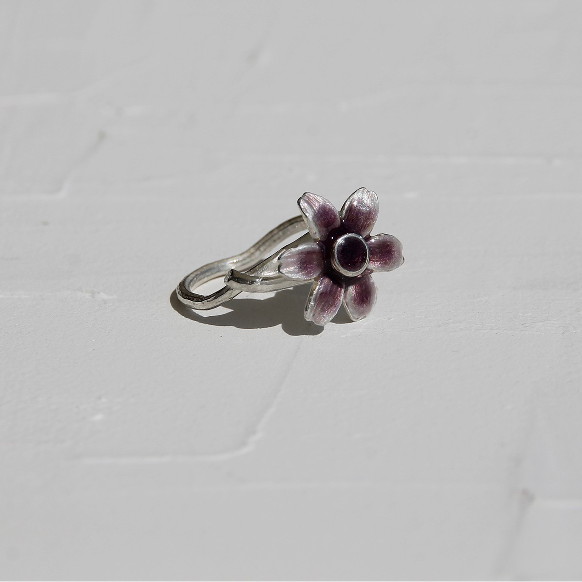 FLOR - R0138-R - SILVER AND ENAMEL FLOWER RING R0138-R