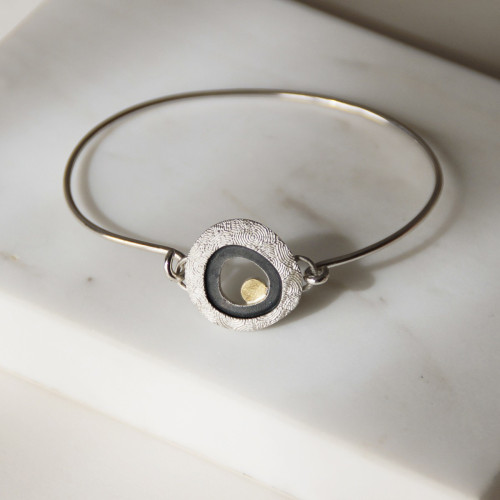 1947 - SILVER & GOLD BANGLE. BA1947