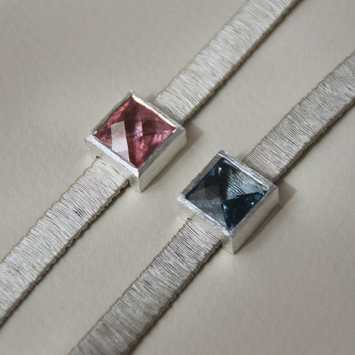 PULSERA PLATA Y PIEDRA SINTÉTICA