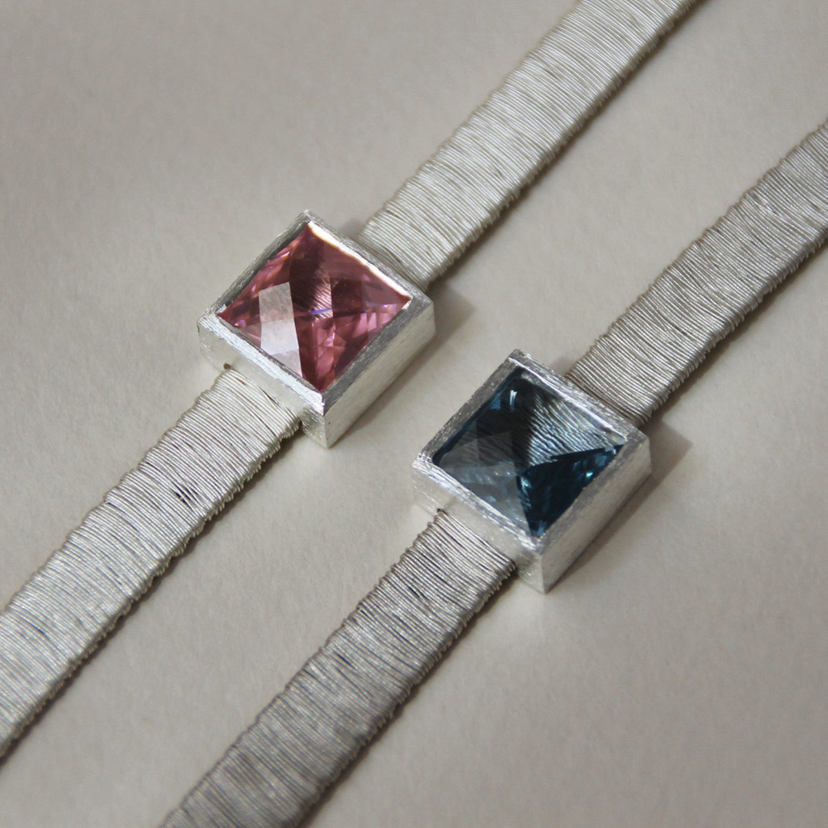 2146 - SILVER BRACELET WITH SYNTHETIC STONE. B2146